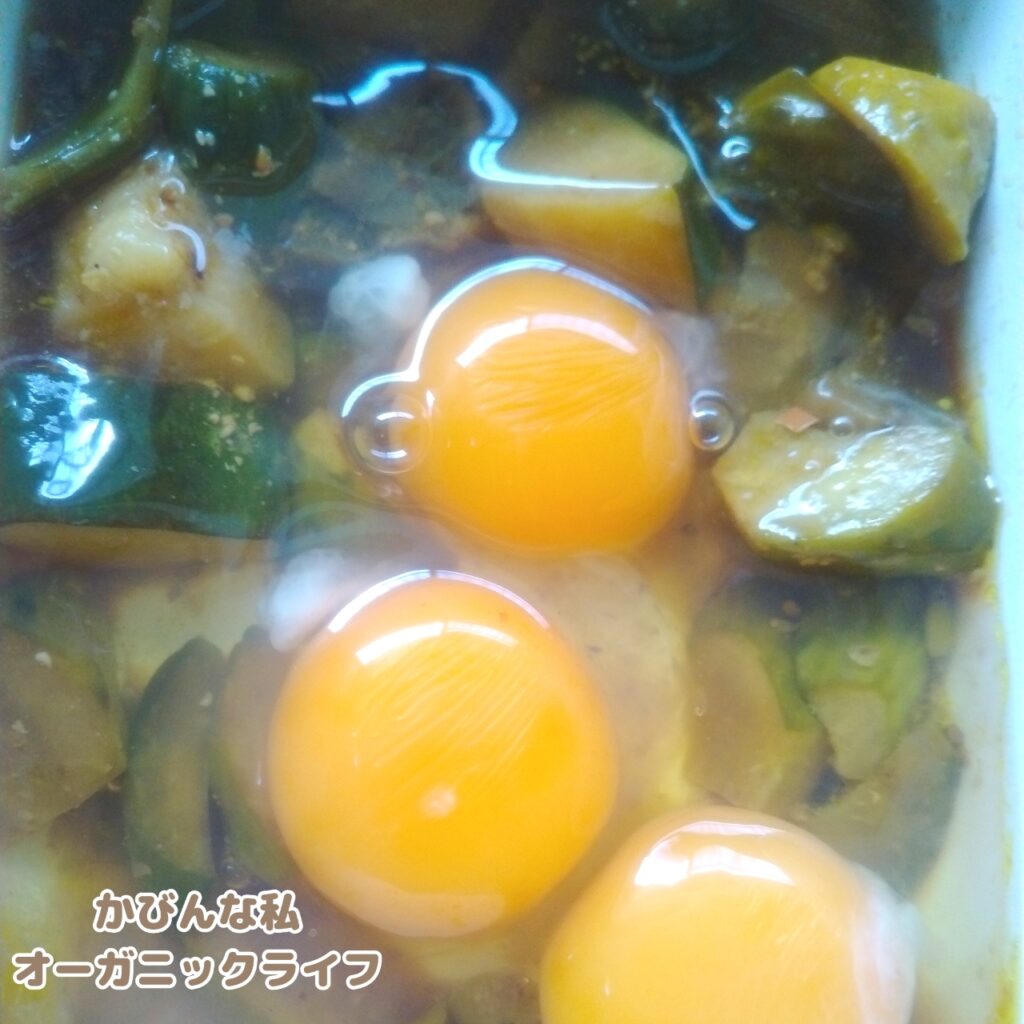 無添加だし汁で作った揚げない煮びたしの簡単リメイク料理。残った煮びたしに卵3個を割り入れた様子。