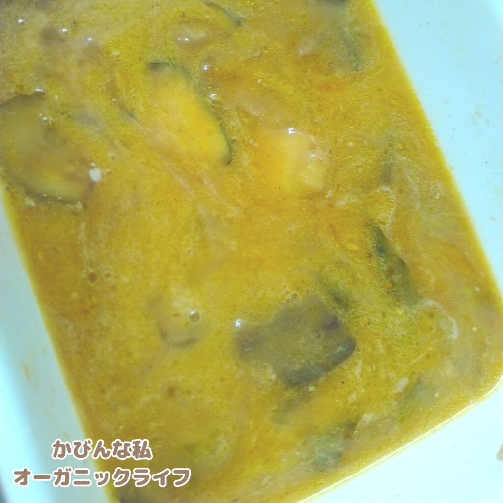 夏野菜の煮びたしを簡単リメイク。煮びたしに卵を割り入れて混ぜた画像。
