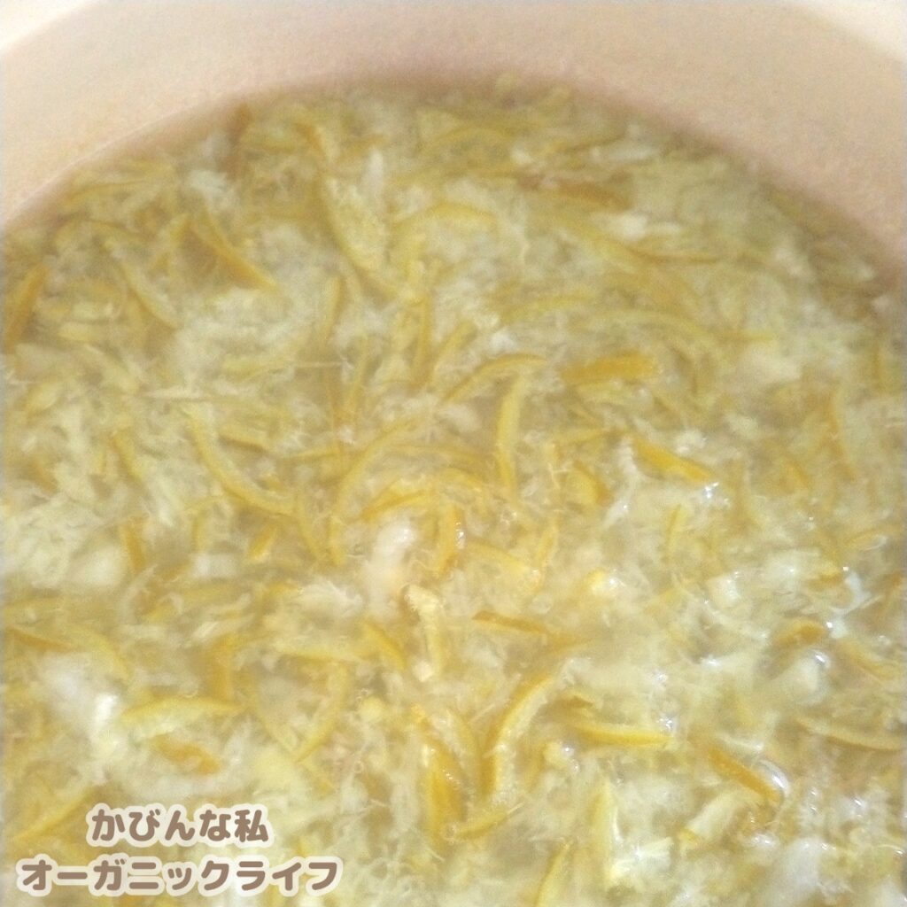 自然栽培のかぼすを使って無添加無添加マーマレードジャム作り。細切りにした皮と薄皮、ハチミツ、皮がかぶるひたひたの水を入れて火にかけてる様子