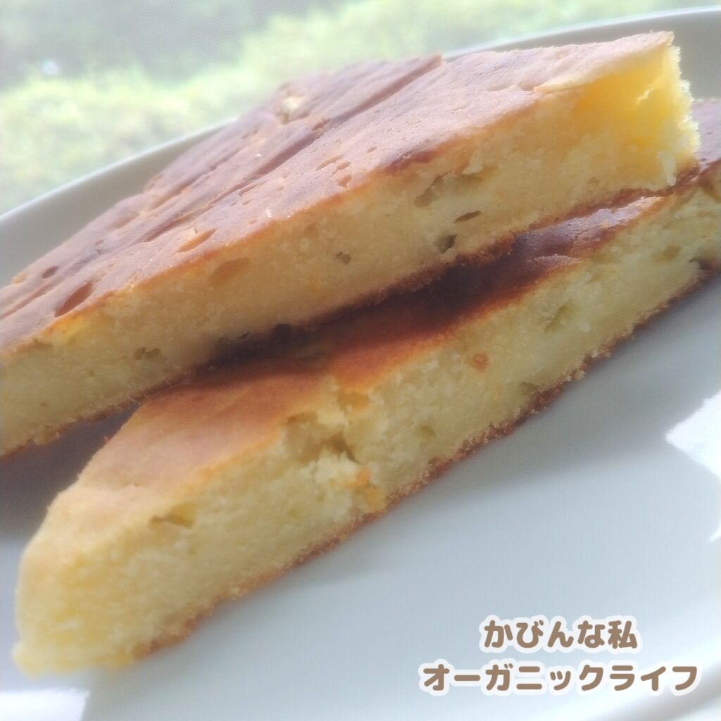 自然栽培かぼすの無添加マーマレードジャムケーキをカットし盛り付けた様子