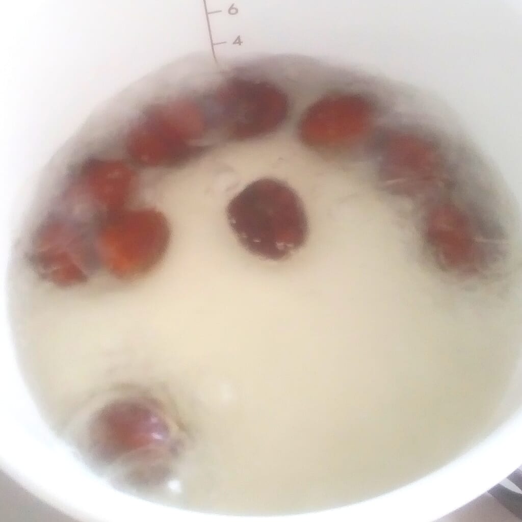 栗ご飯で栗のむき方。栗がかぶるくらいの水を入れて沸騰させ２〜3分ゆでている様子。