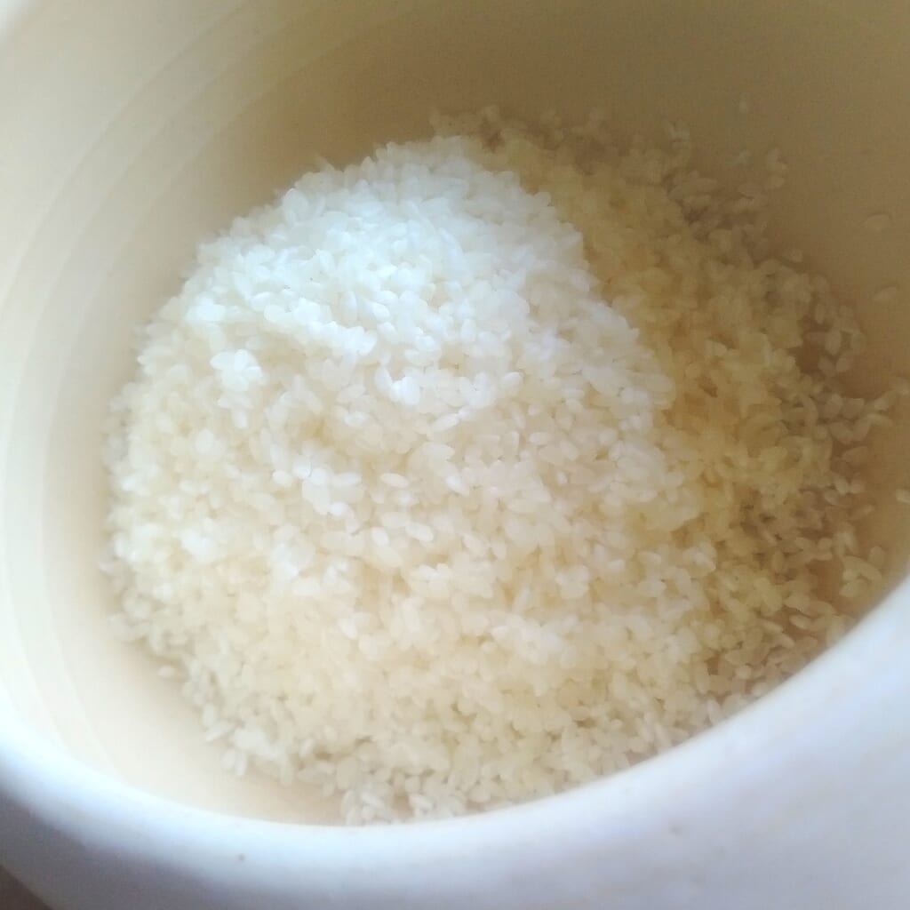 栗ご飯レシピで研いで浸水させておいたお米を土鍋に入れた様子